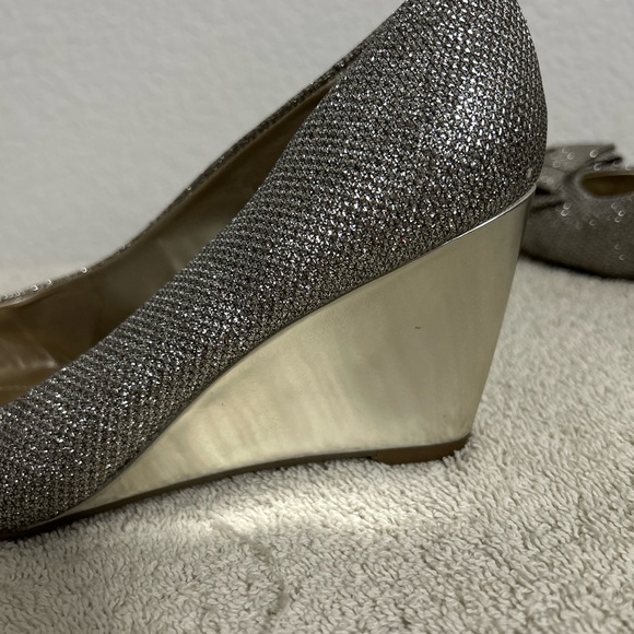 Bandolino metallic Size 7 M sparkles silver bow round toe wedge heels shoes - Picture 11 of 11